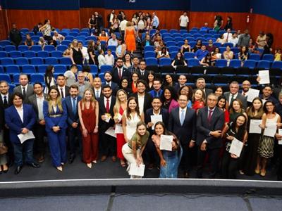 Foto da Notícia: Advogados e estagiários recebem certidões na OAB-MT 