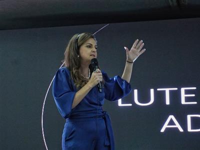 Foto da Notícia: Gisela Cardoso e comitiva da OAB-MT acompanham júri, ao lado de advogada que foi vítima de tentativa de feminicídio