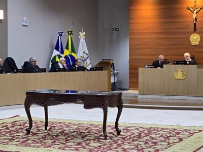 Foto da Notícia: 'Luiz Ferreira trouxe o olhar, a voz e a alma da advocacia para esse Tribunal', presidente da OAB-MT, Gisela Cardoso participa de sessão especial